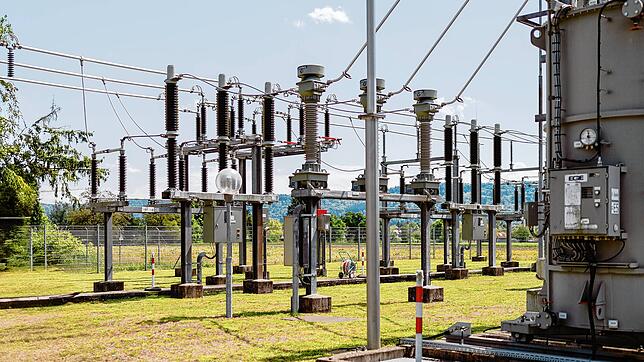 Ein Blitzeinschlag in das Umspannwerk in Rielasingen hat am Mittwoch für einen größeren Stromausfall in Teilen des Hegaus gesorgt.