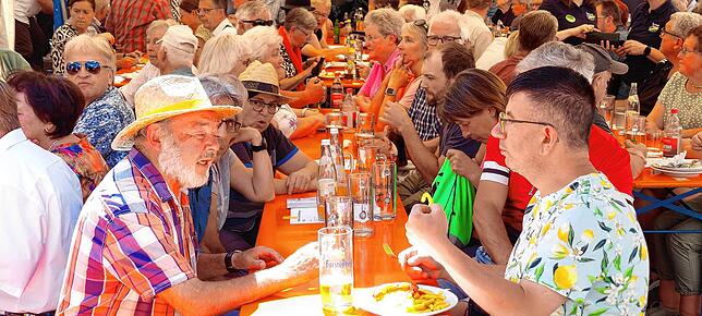 Bild 12: Am Sonntag strömen die Besucher nur so nach Meßkirch