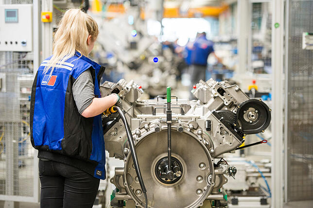 Auch in vielen Nutzfahrzeugen steckt Technologie vom Bodensee. Hier Motorenmontage in Friedrichshafen, am Stammsitz von RRPS und seiner ...