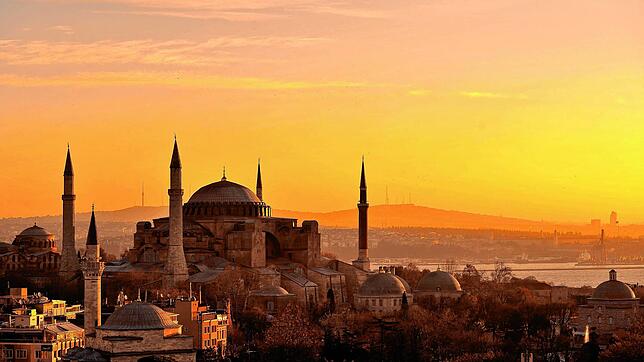 Die Hagia Sophia in Istanbul. Einige Wochen nach der Einweihung des Bauwerks als Moschee ist die Katze Gli erkrankt. Viele glauben, dass ...