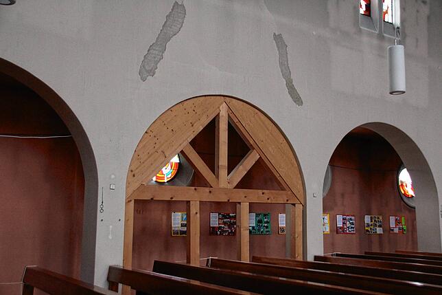 In der Mitte der Kirche steht eine hölzerne Stützkonstruktion.