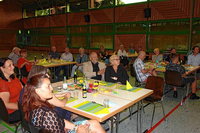 In kleiner Runde startet in Böhringen das erste Dinner in Bunt als Ortsprojekt zu den Heimattagen. Die Teilnehmer erleben einen ...