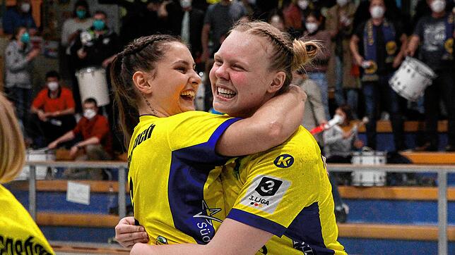 Große Freude in Gelb und Blau: Die Allensbacherinnen Sara Goudarzi (links) und Kimberly Gisa umarmen sich nach dem Heimsieg über den TSV ...