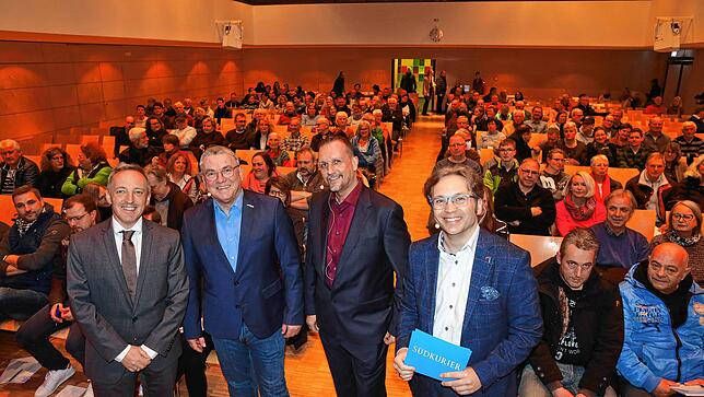Bürgermeisterpodium vor der Bürgermeisterwahl in Rielasingen-Worblingen (von links): Jörg-Peter Rau Mitglied der Chefredaktion des ...