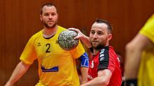 Oben: Handball ist ein schnelles Spiel mit vielen Toren. Sebastian Gedig (vorn) spielt als Linksaußen oder auf Rückraummitte in der ...