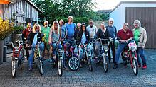 Mit ihren historischen Mofas aus den 1970er- und 80er-Jahren folgt diese abenteuerlustige Gruppe rund um Veit Senner (ganz rechts im ...