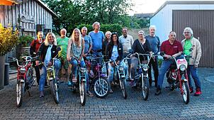 Mit ihren historischen Mofas aus den 1970er- und 80er-Jahren folgt diese abenteuerlustige Gruppe rund um Veit Senner (ganz rechts im ...