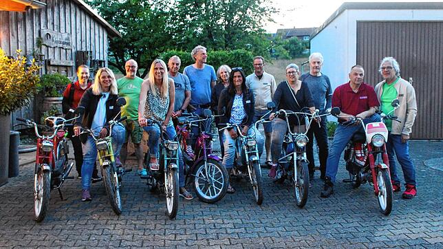 Mit ihren historischen Mofas aus den 1970er- und 80er-Jahren folgt diese abenteuerlustige Gruppe rund um Veit Senner (ganz rechts im ...