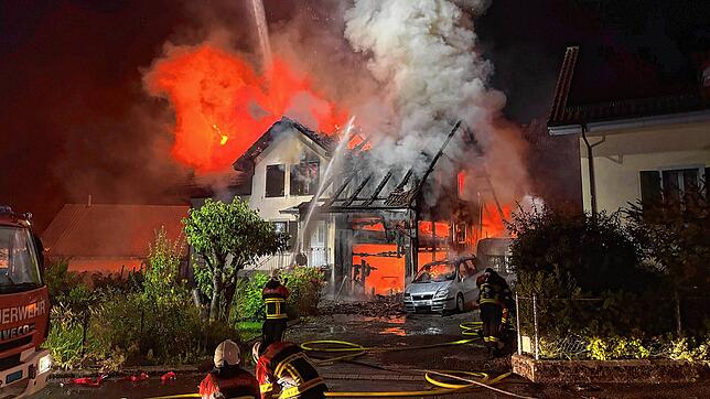 In Uezwil im Kanton Aargau brennt ein Haus komplett nieder.