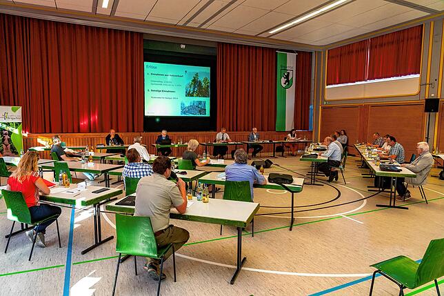 Der Gemeinderat tagt erneut mit ausreichend Abstand in der Halle in Kirchdorf.