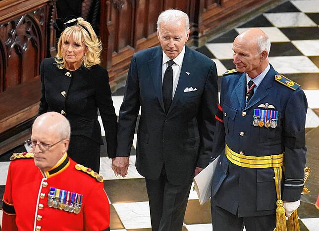 US-Präsident Joe Biden (M) und First Lady Jill Biden