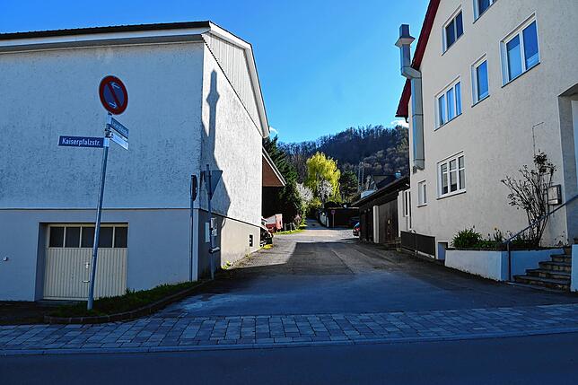 Der Weg zwischen den Häusern der Kaiserpfalzstraße 18 und 22 erhält nun den Namen Kaiserpfalzgässle.