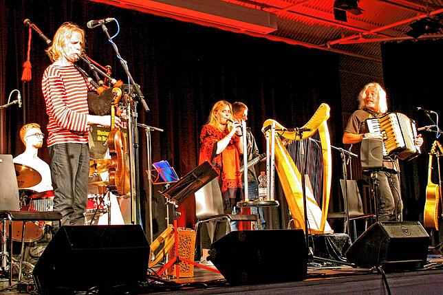 Die Gruppe An Erminig bietet bretonischen Folk (von links): Simon Gerdes, Andreas Derow, Barbara Gerdes, Thomas Doll und Hans Martin Derow.
