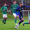 Nicht zu bremsen: Der Murger Nico Maenza (blaues Trikot) versucht vergeblich, Michael Kuttler zu stoppen. Der Zeller Stürmer eröffnete ...