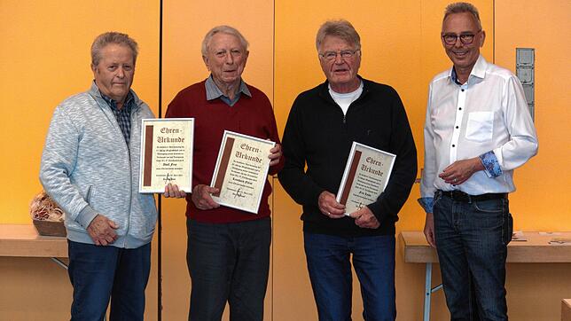 Die langjährigen Geehrten (v.l.): Adolf Frey, Leonhard Fürst, Fritz Leube und ganz rechts der Vorsitzende Stefan Tresp. Bild: Oskar Bühler