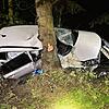 Eine Frau (28) ist mit ihrem Auto beim Bremgarten mit voller Wucht in einen Baum gekracht.