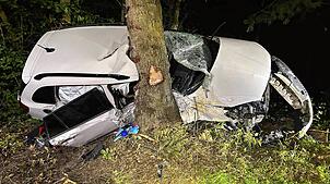 Eine Frau (28) ist mit ihrem Auto beim Bremgarten mit voller Wucht in einen Baum gekracht.