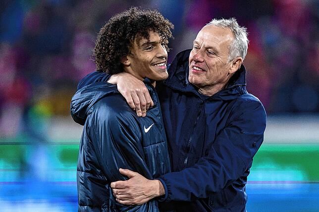 Freiburgs Kiliann Sildillia (l) und Freiburgs Trainer Christian Streich (r) nach dem Spie gegen den SC Ausgsburg. (Archivbild)