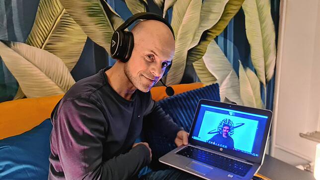 Zwei Freunde im digitalen Dialog: Andreas Blessing und Philip Barth (klein auf dem Bildschirm des Notebooks) arbeiten an ihren Podcasts.