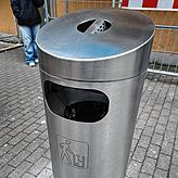 An den Konstanzer Mülleimern lässt sich die Glut an eingearbeiteten Metallplättchen ausdrücken, sodass Zigarettenkippen sicher entsorgt ...