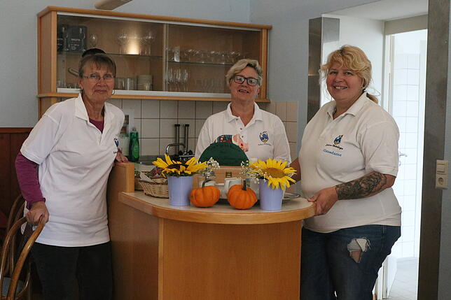 Doris Maus, Alexandra Fusenecker und Hausdame Sandra Kirsch im improvisierten Café. Herbstlich dekoriert ist es schon.