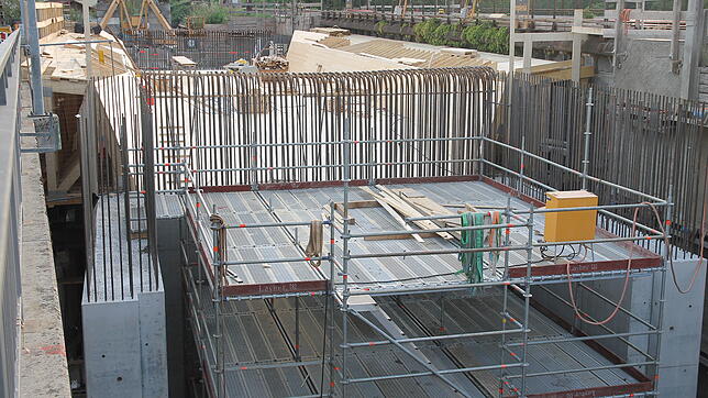 Technische Meisterleistung: Nach dem Abriss des alten Brücken-Bauwerks wird die komplette vorgebaute Brücke in die Lücke geschoben. Noch ...