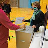 Renate Reisch, die stellvertretende Wahlleiterin in Dettingen, überwacht eine Stimmenabgabe.