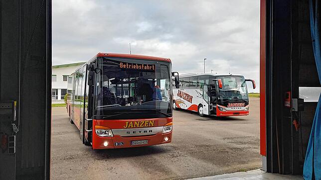 Links der Linienbus der Firma Janzen. Die Einnahmen aus dem Linienverkehr können den Ausfall beim Reisegeschäft allerdings nicht ...