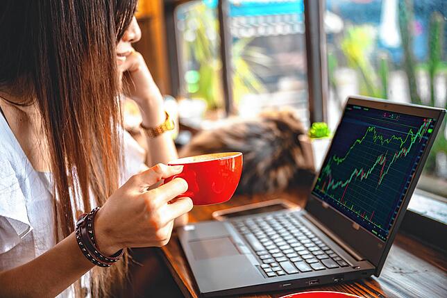 Um erfolgreich an der Börse zu sein, sollten Anlegerinnen den Markt beobachten und sich Wissen aneignen. Das geht auch bei der ...