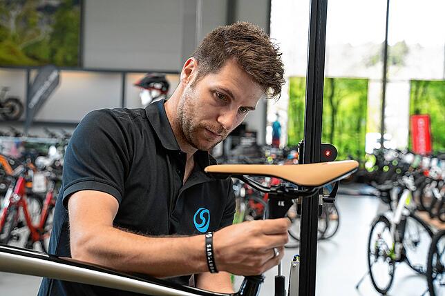 Markus Blust ist Geschäftsführer im Fahrradcenter Singer in Schwenningen. In seiner Werkstatt werden auch Pedelecs mit Ortungssystemen ...