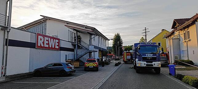 Einsatzkräfte in der Straße vor dem Supermarkt.