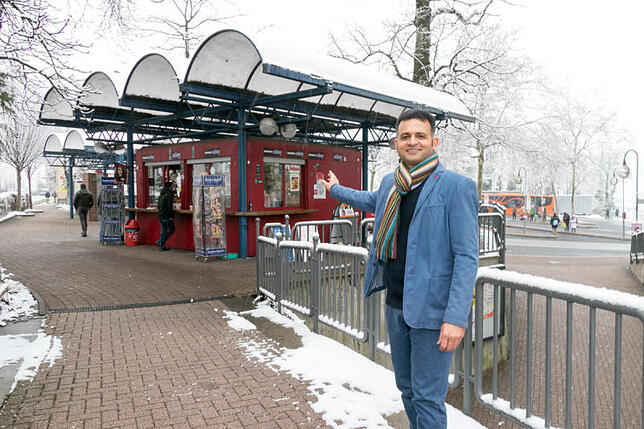 Fareed Syed ist seit 2012 Pächter des städtischen Kiosks am Busbahnhof. Er arbeitet gerne hier und verweist auf den Bereich als sozialen ...