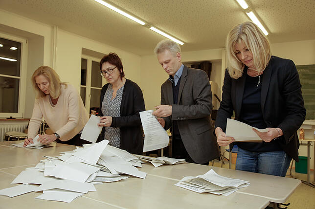 Bild 8: Bilder von der Hilzinger Bürgermeisterwahl in der Hegauhalle
