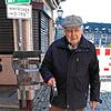 Stadtarchivar Martin Blümcke vor der gesperrten Laufenbrücke.
