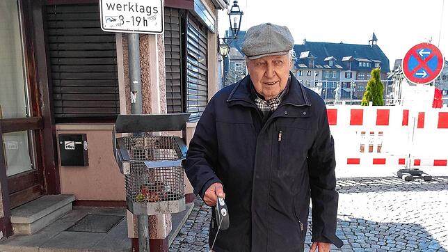 Stadtarchivar Martin Blümcke vor der gesperrten Laufenbrücke.