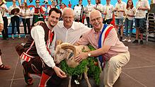 Der Chilbibock wird alljährlich beim Waldshuter Heimatfest verlost. Mit dem Hörnertier zeigen sich auf dem Foto von 2019 der damalige ...