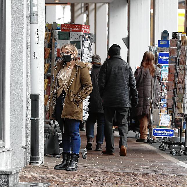 In der Donaueschinger Innenstadt ist Laufkundschaft unterwegs, doch auch hier kommt es nur vereinzelt zu kurzen Wartezeiten vor den ...