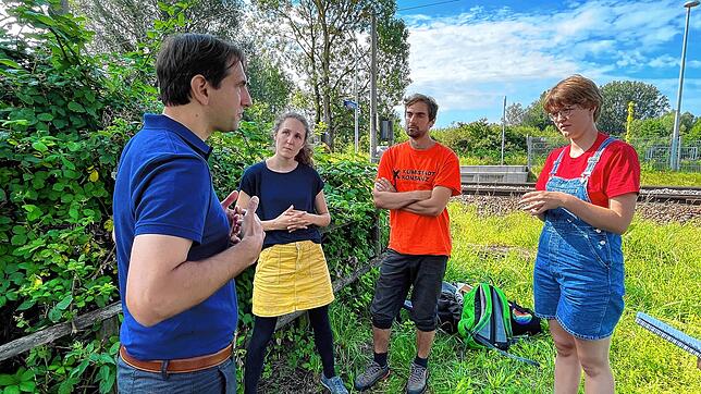 Debatten-Kultur vom Feinsten: Andreas Jung (links) trifft bei Hegne an der B33-Baustelle auf die Fridays for Future-Aktivisten Hannah ...