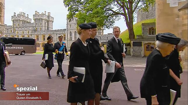 Bernhard Prinz von Baden (Dritter von rechts) auf dem Weg zur Trauerfeier für die Queen in Windsor. Fotografen konnten dort keine Bilder ...