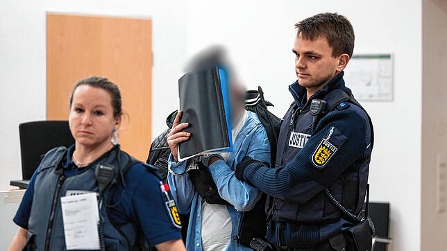 Der Angeklagte soll seine zur Tatzeit 18-jährige Schwester in seinem WG-Zimmer in Konstanz eingesperrt, verletzt und mehrmals ...