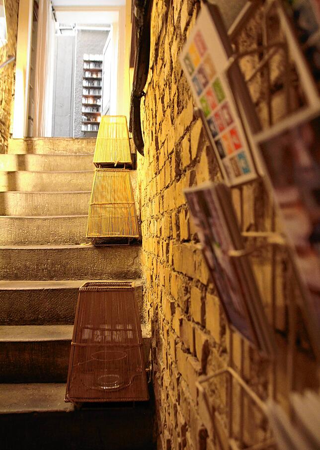 In den Windlichtern auf der Treppe zwischen Café und Kaufhaus des Voglhauses wurden nach Angaben der Inhaberin und des Betriebsleiters ...
