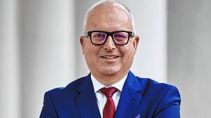 Thomas Burger wird mit der Wirtschaftmedaille des Landes geehrt.