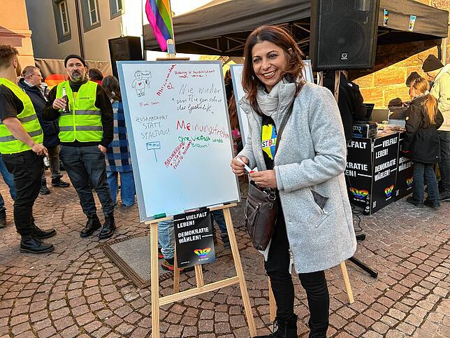 „Menschenrechte statt rechte Menschen“: SPD-Bundestagsabgeordnete Derya Türk-Nachbaur beteiligte sich an der Kunstaktion „Eine Message ...