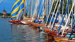Die bewunderten und vielfach fotografierten Stars der Internationalen Bodenseewoche in Konstanz: klassische Segelyachten aus Holz. ...