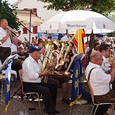 In der Budenstadt Sernatingenstraße gibt es fast kein Durchkommen. Hier konzertiert die Brass Band Ludwigshafen.