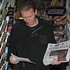 Mit dem Ein- und Aussortieren von Druckerzeugnissen sowie mit dem Kontrollieren der Lieferungen hat der Markdorfer Kioskbetreiber Rolf ...