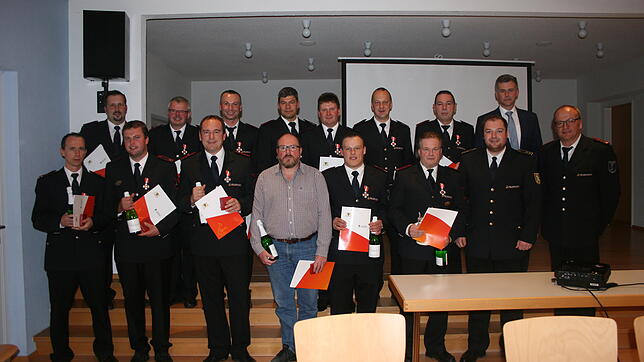 Ehrungen bei der Feuerwehr Wutach (hinten, von links): Markus Binninger, Johannes Gut, Torsten Banholzer, Gerald Hogg und Christian ...