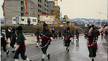 Die Narren trotzen Wind und Wetter beim Umzug 1971. Im Hintergrund die neu errichteten Hochhäuser.