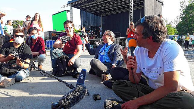 „Querdenken711“-Organisator Michael Ballweg (rechts) gibt nach der Veranstaltung Pressestatements ab.