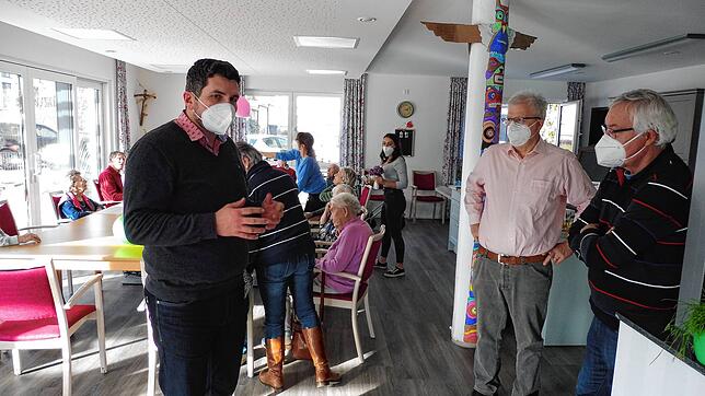 Landtagskandidat Niko Reith (links) besucht in der Sozialstation in Blumberg auf die Tagespflege. Unser Bild zeigt ihn im Gespräch mit ...